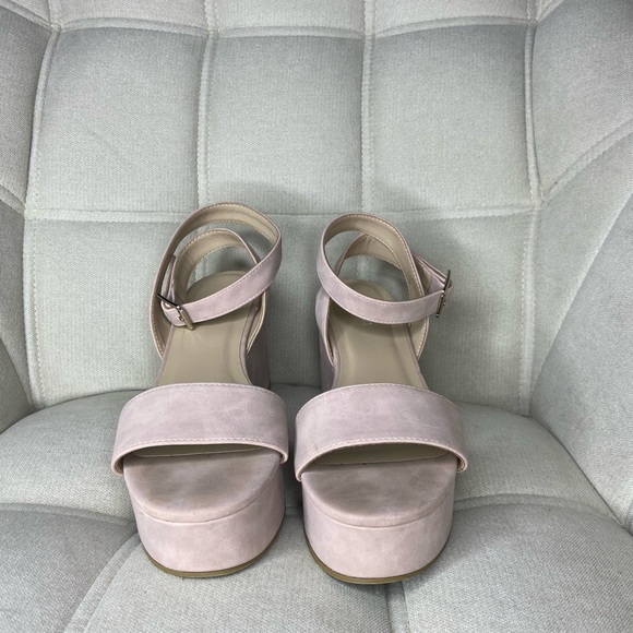 Tan color SODA brand sandals size 8 1/2 - Picture 1 of 4